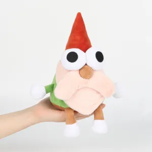 Vue détaillée de la peluche Gnome Show Willem tenue en main montrant sa texture douce