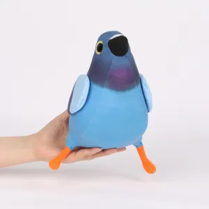 Vue rapprochée d'une peluche Pigeon Pop tenue à la main montrant la texture et la taille