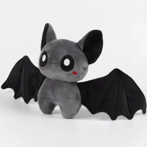 Zachte Halloween vleermuis knuffel in donkere stijl met grote zwarte vleugels en oren