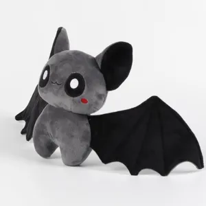 Detail van de zachte grijze en zwarte Halloween vleermuis knuffel met grote ogen