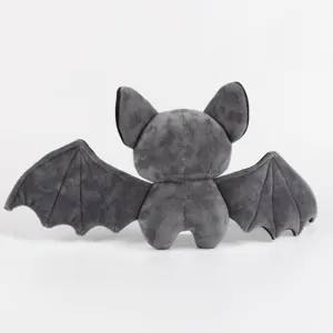 Gedetailleerd achteraanzicht van een zachte grijze pluche Halloween-vleermuis knuffel