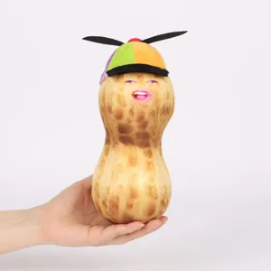 Gros plan détaillé de la peluche virale Burnt Peanut meme avec chapeau à hélice