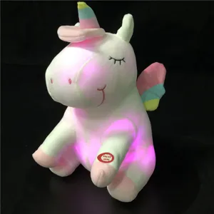 Primer plano de un peluche de unicornio con luz LED y el adhesivo funcional Press Here