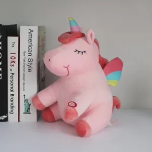 Vista detallada de un lindo peluche de unicornio LED rosa con alas de arcoíris.