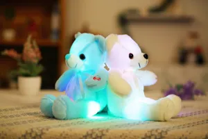 Macro-weergave van blauwe en witte LED-gloeiende teddyberen als speciale kindercadeau