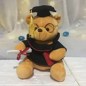 Detail van een afstudeerknuffelbeer met een zwarte academische toga en baret op