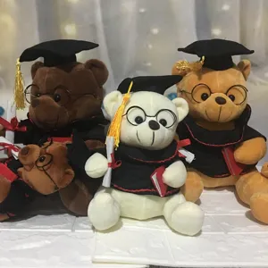 Pluchen afstudeer-teddyberen in verschillende kleuren met toga's en afstudeerhoedjes