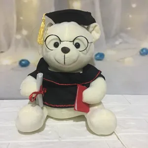 Gedetailleerd overzicht van een schattige afstudeer teddybeer met zwarte toga en bril
