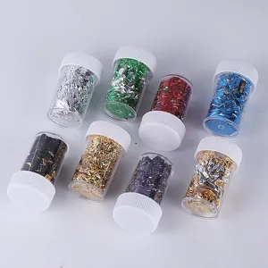 Dettaglio di scaglie colorate di alluminio per decorazione unghie in vari flaconi