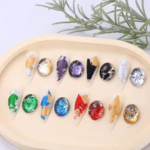 Primo piano di scaglie colorate di lamina per nail art su punte da esposizione e gemme