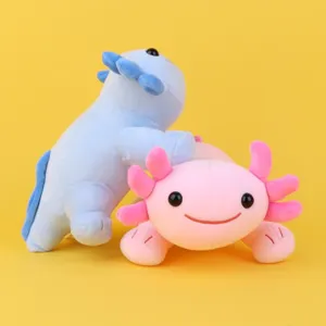 Ένα ζευγάρι χαριτωμένα λούτρινα axolotl σε ροζ και μπλε χρώμα σε κίτρινο φόντο.