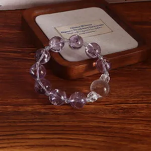 Detailansicht eines 14mm Amethyst-Perlenarmbands auf einem edlen Holz-Display-Tablett.