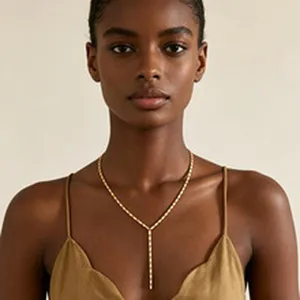Elegante goldene Y-Flaschenhalskette am Model, Vintage französischer Schmuck