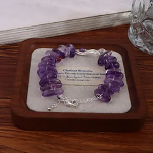 Nahaufnahme von unregelmäßigen natürlichen lila Amethystperlen an einem Armband mit Silberverschluss