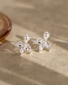 Nahaufnahme eleganter Perlenohrringe mit Zirkon-Blattdesign für Hochzeiten und Partys.