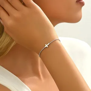 Minimalistisches silbernes Kreuzarmband für Damen mit einer verstellbaren Kette
