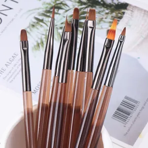 Detailaufnahme eines professionellen Nagelkunst-Pinselsets mit verschiedenen Pinselkopfformen