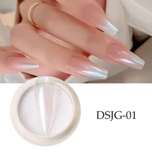 Detailaufnahme von mondlichtweißem Aurora-Puder mit schimmerndem Perleneffekt