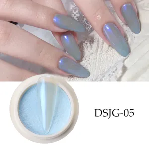 Detail von Aurora-Chrom-Nagelpuder mit blauem Mondlicht-Effekt auf langen Mandelnägeln.