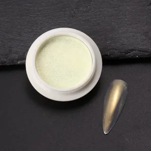 Detailansicht von festem Perlmutt-Nagelpulver mit schimmerndem Design-Nagel