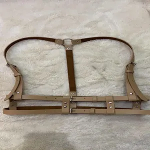 Stijlvolle beige PU lederen lichaamsharnas riem voor vrouwen, verstelbare gespen.