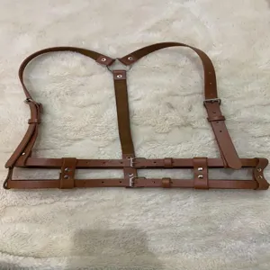 Bruine lederen lichaamsgordel voor vrouwen mode tailleband verstelbare riemen jurk accessoire.
