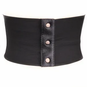 Cinturón de cintura elástico negro ancho para mujer con detalle de botones a presión.