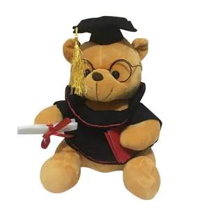 Schattige afstudeer teddybeer knuffel met afstudeerhoed en toga voor studenten