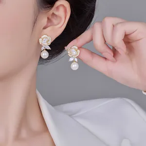 Elegante weiße Blumenperlenohrringe mit Zirkon, perfekt für einen raffinierten Look.