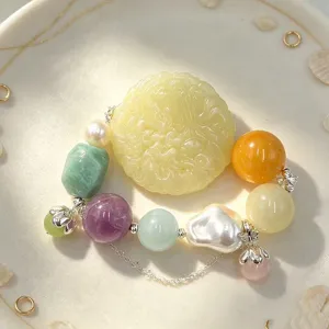 Detailansicht eines Edelsteinarmbands mit geschnitztem Fuchshänger und Barockperle