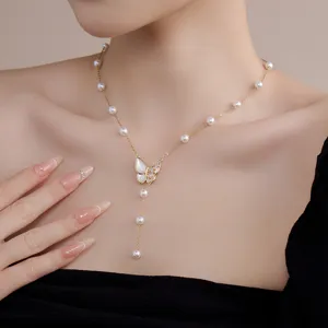 Nahaufnahme einer eleganten Schmetterling-Perlenkette mit Zirkon-Inlay an einem Model
