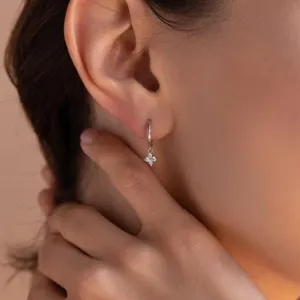 Elegante silberne Blumen-Ohrhänger mit Zirkonia, perfekt für einen minimalistischen Look.