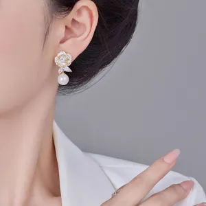 Detailansicht luxuriöser Blumenohrstecker mit funkelnden Zirkonia und einer weißen Perle