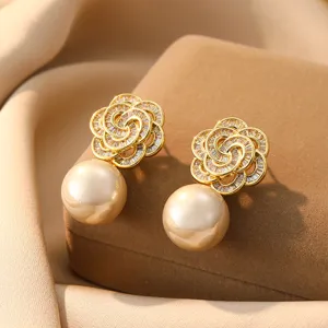 Makro-Detail von eleganten goldenen Blumensteckern mit großen hängenden Perlen