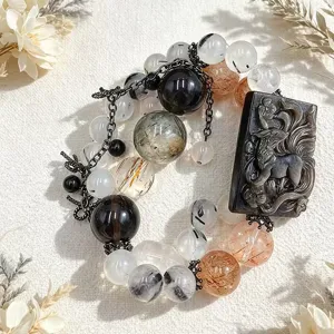Nahaufnahme eines natürlichen Kristallarmbands mit einem Fuchsanhänger und eleganten Quasten