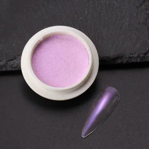 Nahaufnahme von lila Nagel-Aurora-Puder in Dose mit Mustertipp auf dunklem Stein