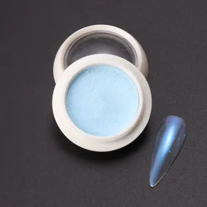 Nahaufnahme von eisblauem festem Aurora-Nagelpuder mit Chrom-Spiegeleffekt