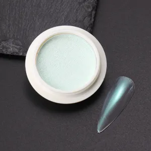 Nahaufnahme von Mint Aurora Chrom-Nagelpulver im Tiegel mit Anwendungseffekt