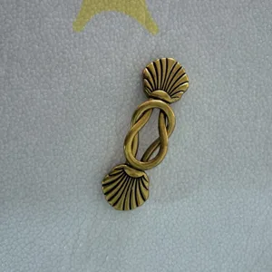 Vintage bronze metal belt buckle shell design clothing fastener DIY craft accessory 1pc