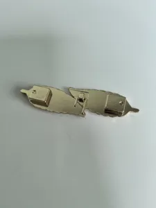 Primo piano della fibbia per cintura a foglia d'oro, componente in lega di zinco di qualità.