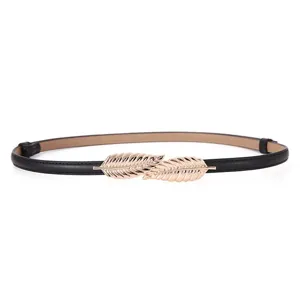 Cintura sottile da donna nera con fibbia a foglia in lega oro chiaro, design elegante.