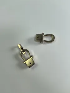 Lega di zinco oro chiaro fibbia per cintura metallica vista dettaglio, chiusura elegante.