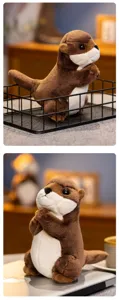 Detailopname van een realistische biddende otter knuffel met zachte bruine vacht.