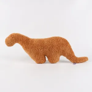 Λεπτομερής πλάγια όψη ενός καφέ Dino Nugget Brachiosaurus λούτρινου μαξιλαριού με υφή