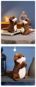 Gedetailleerd overzicht van een realistische biddende otterknuffel met zachte vacht
