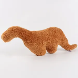 Λεπτομερής προβολή του καφέ Brontosaurus dino nugget λούτρινου από μαλακό ύφασμα