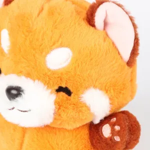 Nahaufnahme eines weichen orangefarbenen Kleiner Panda Plüschtiers mit gestickter Pfote