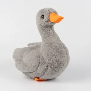 Λεπτομερής μακροεντολή ενός μαλακού γκρι βελούδινου παιχνιδιού πάπιας με πορτοκαλί ράμφος