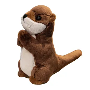 Realistische biddende otter pluche speelgoed mascotte in een schattige wenspose