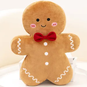 Vue détaillée d'une peluche de bonhomme en pain d'épices avec un nœud papillon rouge